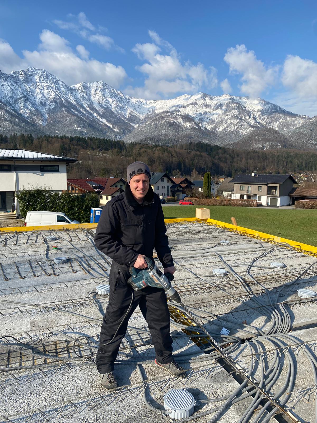 Elektrotechniker bei der Reparatur einer Leiterplatte
